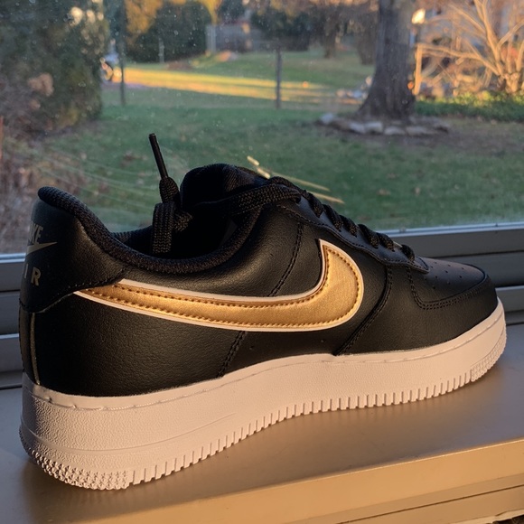 Nike Air Force 1 '07 Women's Sneakers Black/Metallic Gold & White - Picture 7 of 9